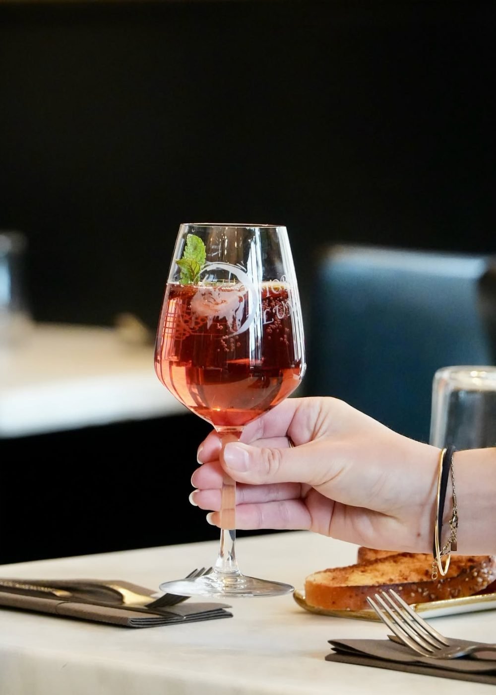 une touche florale, une note fruitée… et des bulles locales ✨découvrez notre cocktail à la viole